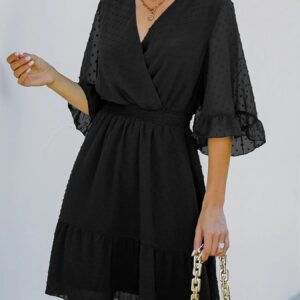 Kelsey - Élégante robe mini à pois suisses avec manches évasées