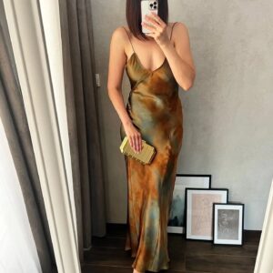 Evelyn - Robe élégante en satin avec imprimé café