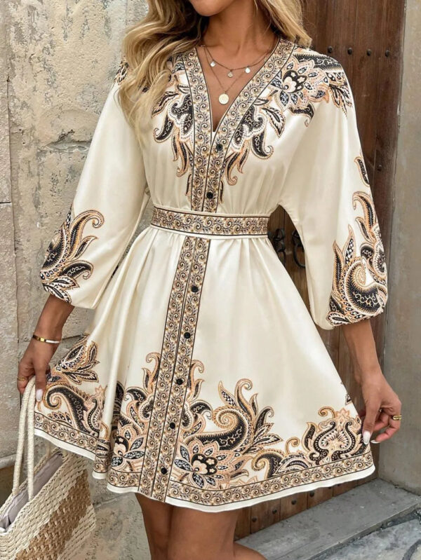 Elsie - Élégante robe courte à col en V et manches 3/4 – Image 3