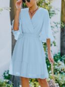 Kelsey - Élégante robe mini à pois suisses avec manches évasées