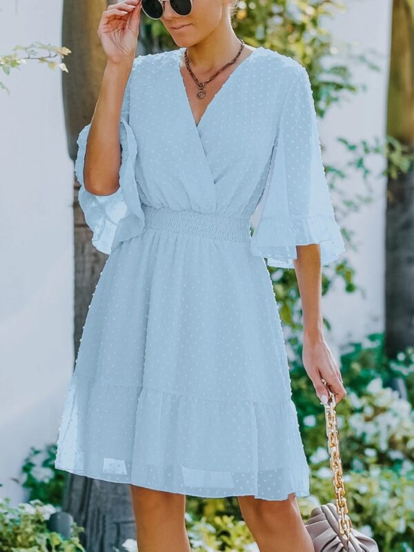 Kelsey - Élégante robe mini à pois suisses avec manches évasées – Image 4